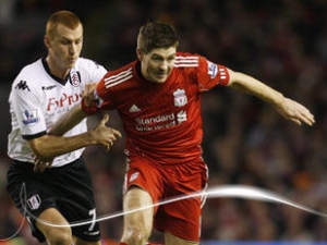 Liverpool přežil závěrečný tlak Fulhamu a získal další tři body na svém vzestupu