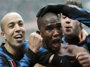 Inter chce využít zaváhání AC a Neapole, hraje v Bari