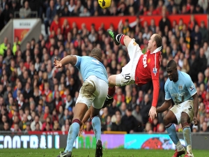 Wayne Rooney vstřelil překrásný gól, City nestačilo v manchesterském derby na United a znovu padlo na Old Trafford