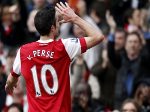 Souhrn 27. kola PL:  Dempsey zahodil penaltu v závěru duelu proti Chelsea, Van Persie zařídil výhru Gunners a West Ham vydoloval tři body proti Baggies