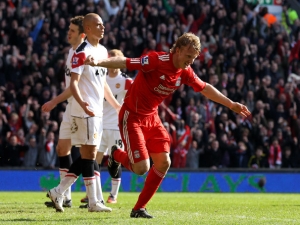 Dirk Kuyt vstřelil na Anfield hattrick a stal se hrdinou Reds, Liverpool porazil ve velkém zápase Manchester United