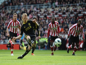 Souhrn 30. kola PL: Reds oplatili Sunderlandu loňskou porážku, Baggies potrápili Arsenal a Berbatov vzkřísil oslabené United 