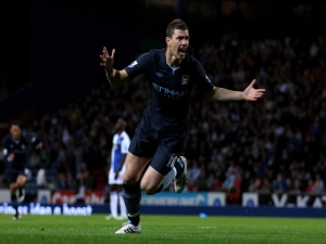 City zvládlo důležitý duel v Ewood Parku, o výhře Citizens rozhodl střídající Edin Džeko
