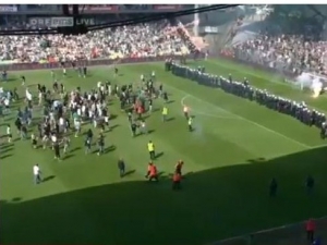 Vídeňské derby bylo předčasně ukončeno, řádili chuligáni Rapidu