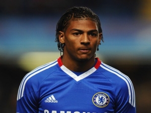 Van Aanholt podepsal na Stamford Bridge novou smlouvu