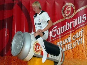 Plzeňští fotbalisté při oslavách předvedli jízdu na obří plechovce Gambrinusu