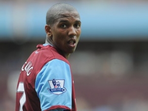 Ashley Young by se měl do konce týdne stát oficiálně hráčem Manchesteru United
