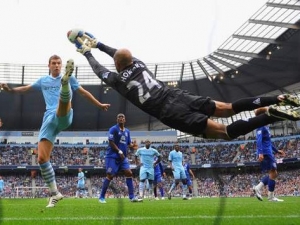 Souhrn 6. kola PL: Arsenal zdolal Bolton 3:0, zvítězily i Chelsea a City, Manchester poprvé ztratil body